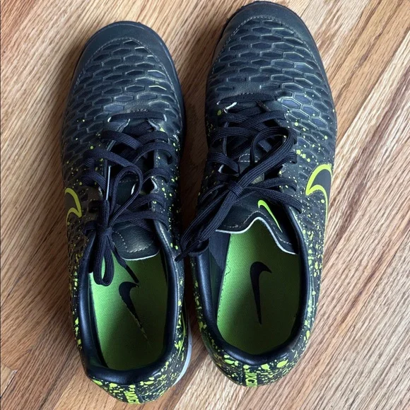 Nike size 8 Magista Men’s Black & Volt Indoor Soccer Shoes for turf - Picture 8 of 9
